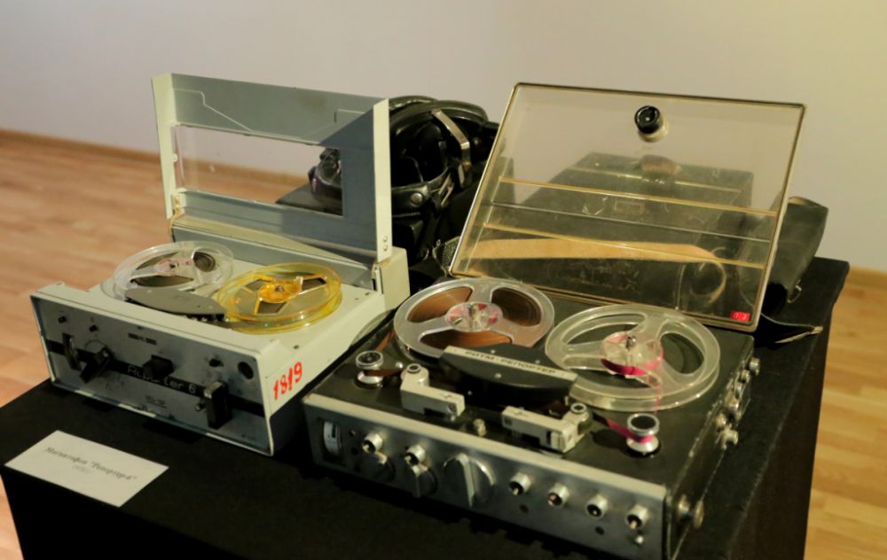 На выставке представлены звукозаписывающие устройства различных лет. 