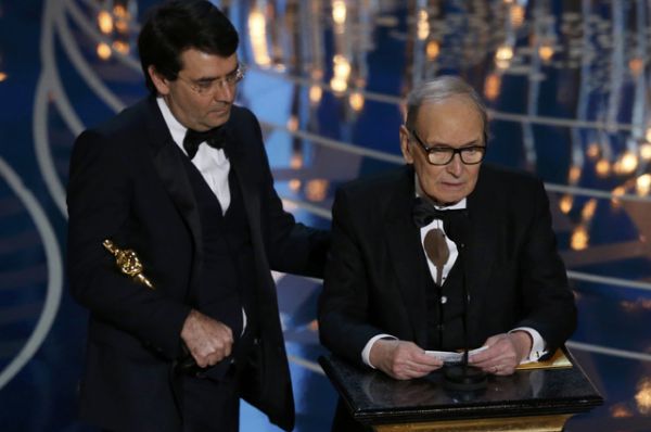 Эннио Морриконе получил статуэтку за лучшую музыку к фильму «Омерзительная восьмёрка». Композитор был номинирован на «Оскар» в шестой раз. 