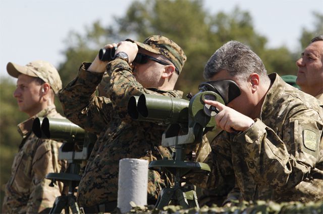 Украинский президент Петр Порошенко во время визита на военный полигон «Десна».