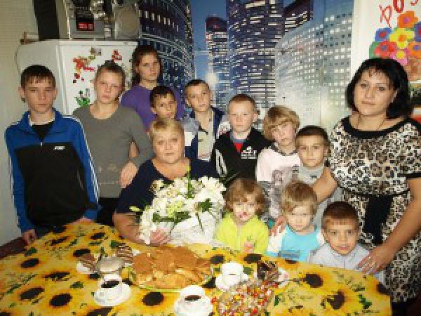 Наталья Грамакова, мама 16 детей, с семьей.