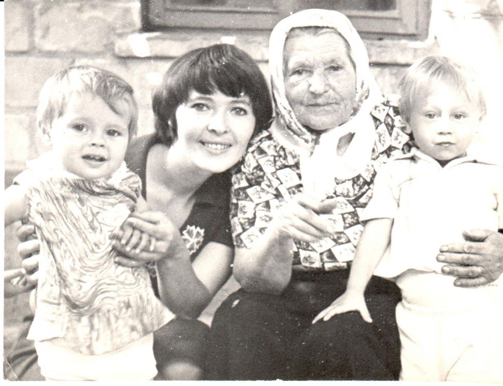 Юлия Пересыпкина с мамой, бабушкой и братом.