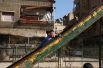 Дети играют на детской площадке в Думе, Дамаск.