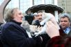 Французскому актеру Жерар Депардье, которому было предоставлено российское гражданство, дарят котят, чтобы по народной традиции он пустил их первыми в свою новую саранскую квартиру, подаренную главой Мордовии.