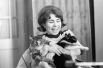 Советская фигуристка Людмила Пахомова с кошками на руках.