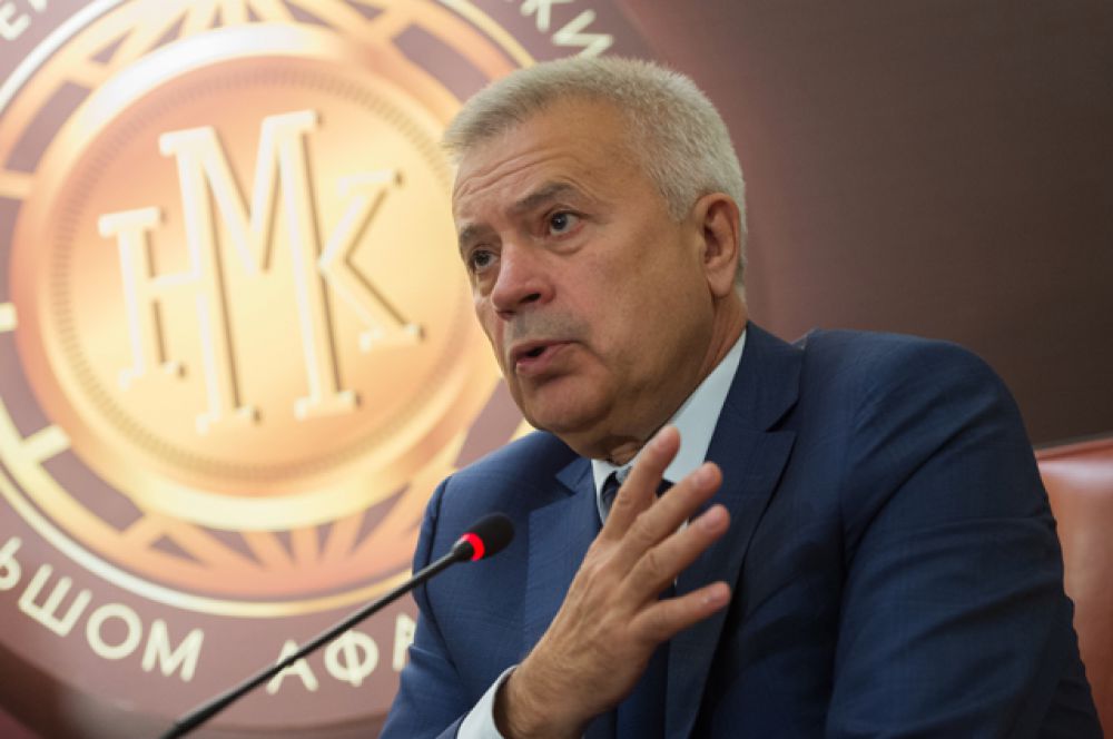 За ним следует глава «Лукойла» Вагит Алекперов (состояние сократилось на $3,3 млрд — до $8,9 млрд, место в мировом рейтинге — 124).