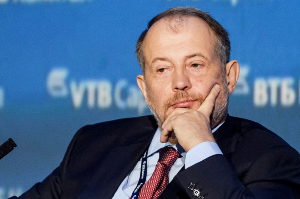 Восьмую строчку занимает владелец Новолипецкого металлургического комбината Владимир Лисин (состояние уменьшилось на $2,3 млрд — до $9,3 млрд, место в мировом рейтинге — 118).