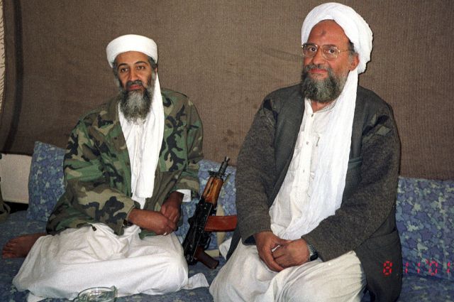 Усама Бен Ладен (слева) вместе со своим преемником на посту главы «Аль-Каиды» Айманом аз-Завахири