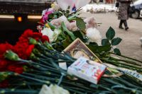 Цветы и игрушки в память об убитой девочке у входа на станцию метро «Октябрьское поле» в Москве.