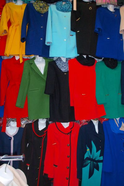 На Тракторном рынке большой ассортимент верхней одежды, отвечающий самым взыскательным требованиям всех возрастных категорий посетителей рынка.