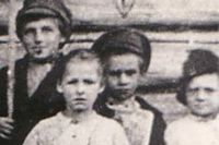 Единственное сохранившееся фото: Павлик Морозов - в середине снимка в фуражке.