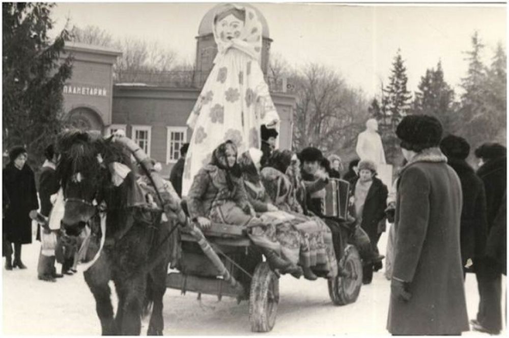 60-е годы - Масленица одета так же, как гостьи прадника.