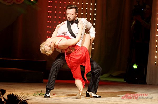 Дина Токарева, старший лейтенант полиции из Новосибирска показала страстное танго.