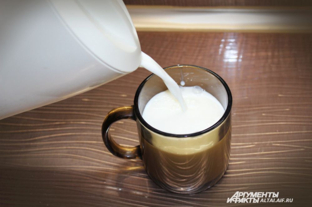 500 мл. молока делим на две части, наливаем в стакан и ставим в микроволновую печь на 1-2 минуты.  
