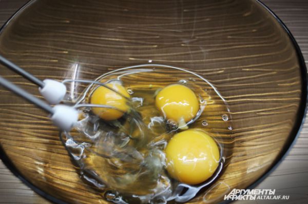 В глубокую миску разбиваем яйца и при помощи венчика или блендера взбиваем 2-3 минуты.