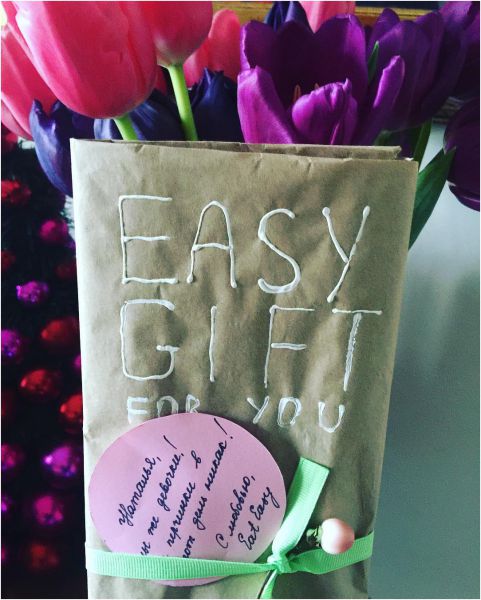 Могилевская получила букет тюльпанов и пакетик с загадочным названием «Простой подарок для тебя» 