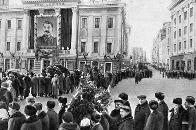 Очередь желающих попрощаться с покойным Иосифом Сталиным возле Дома Союзов в Москве.