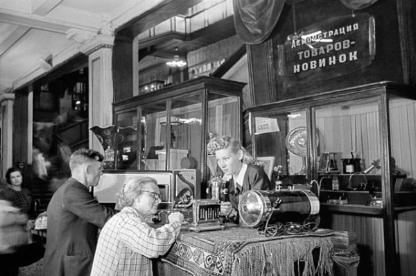 Демонстрация товаров-новинок в Центральном универсальном магазине. 1948 год.