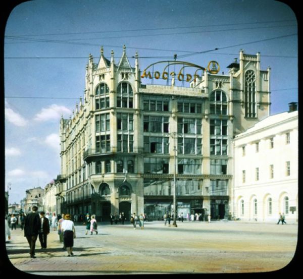 ЦУМ в 1931 году, американская чёрно-белая фотография, расцвеченная вручную.