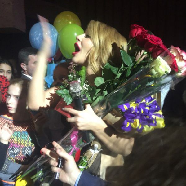 Кроме внимания певица получила цветы и подарки  