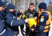 Спасатель первого класса Сергей Притуленко готовится к погружению