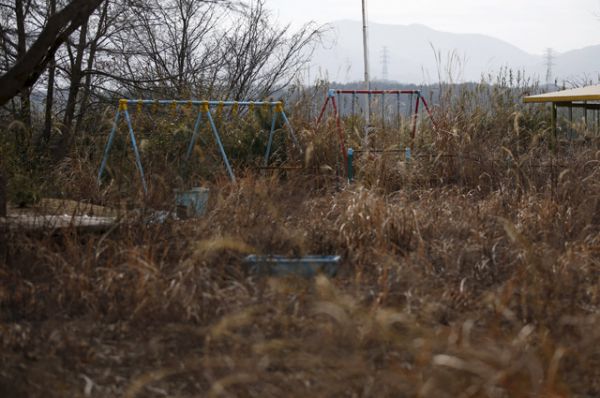 Качели в детском саду в зоне отчуждения недалеко от АЭС Фукусима-1, 13 февраля 2016 года.