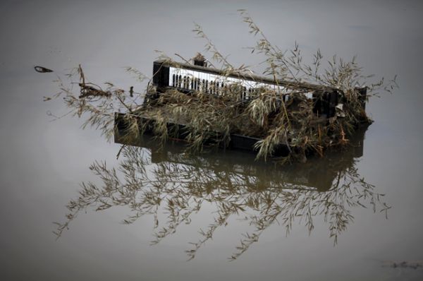 Плавающий рояль в затопленном городе Рикудзентаката ,21 марта 2011 года.