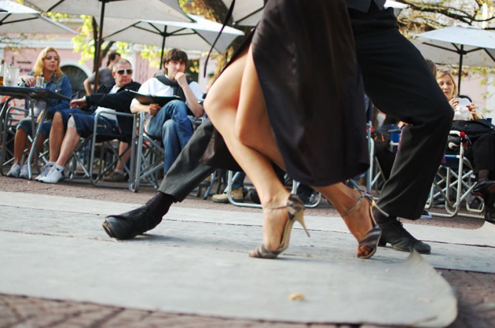 Возрождение танго началось в 1983 году после открытия в Нью-Йорке шоу Forever Tango, принёсшую танцу новую волну популярности. Новое танго заметно отличалось от прежнего: простые шаги и сменились резкими страстными движениями, появились прыжки и поддержки.