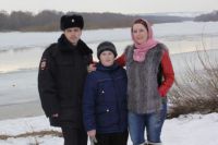 Илья Суслов со спасенным Колей Борисовым и его мамой.