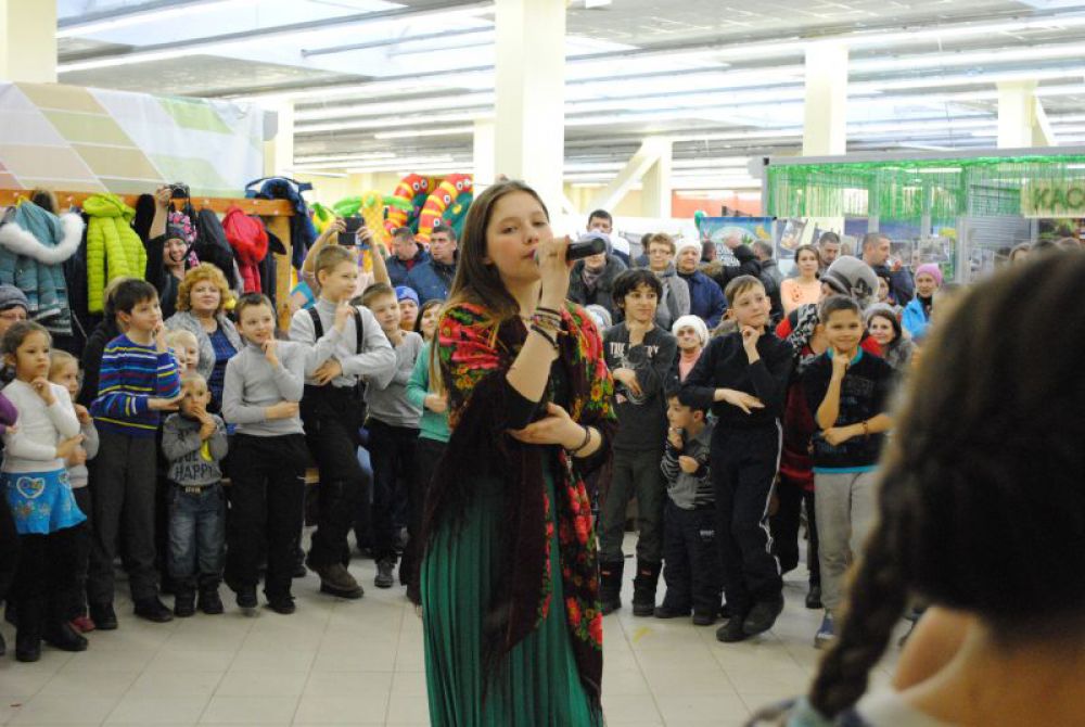 Одновременно можно послушать выступление певицы.