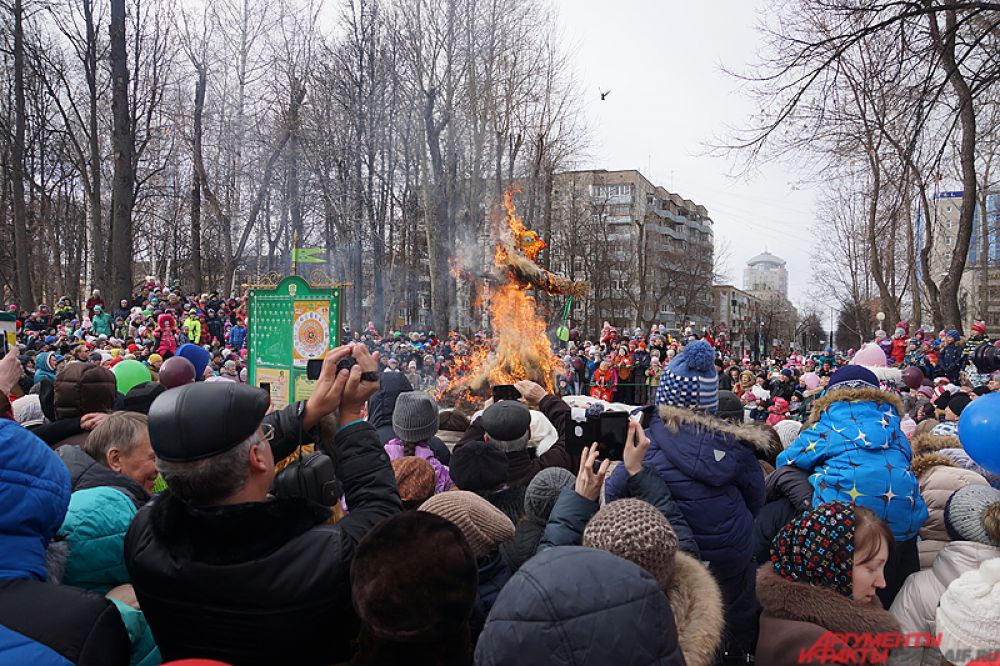 Посмотреть на проводы зимы пришли тысячи пермяков.