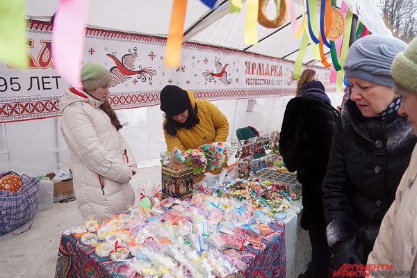 Рядом работала весенняя ярмарка народных промыслов.