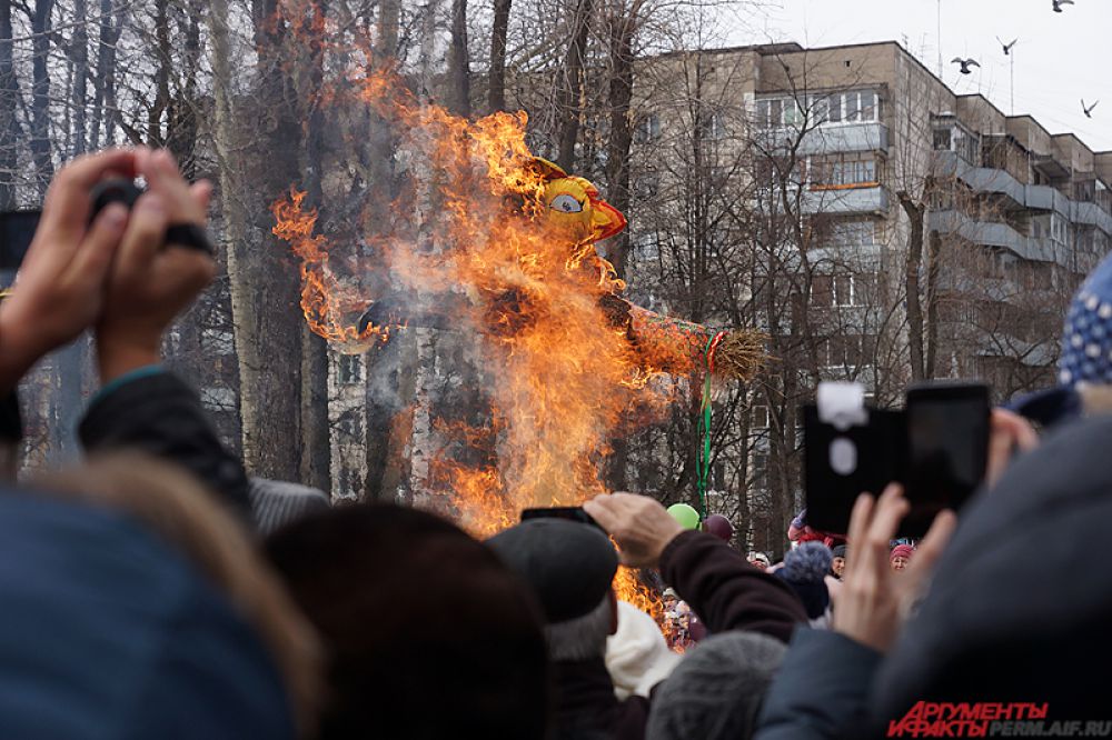 Центральным событиям дня стало сжигание чучела Масленицы.