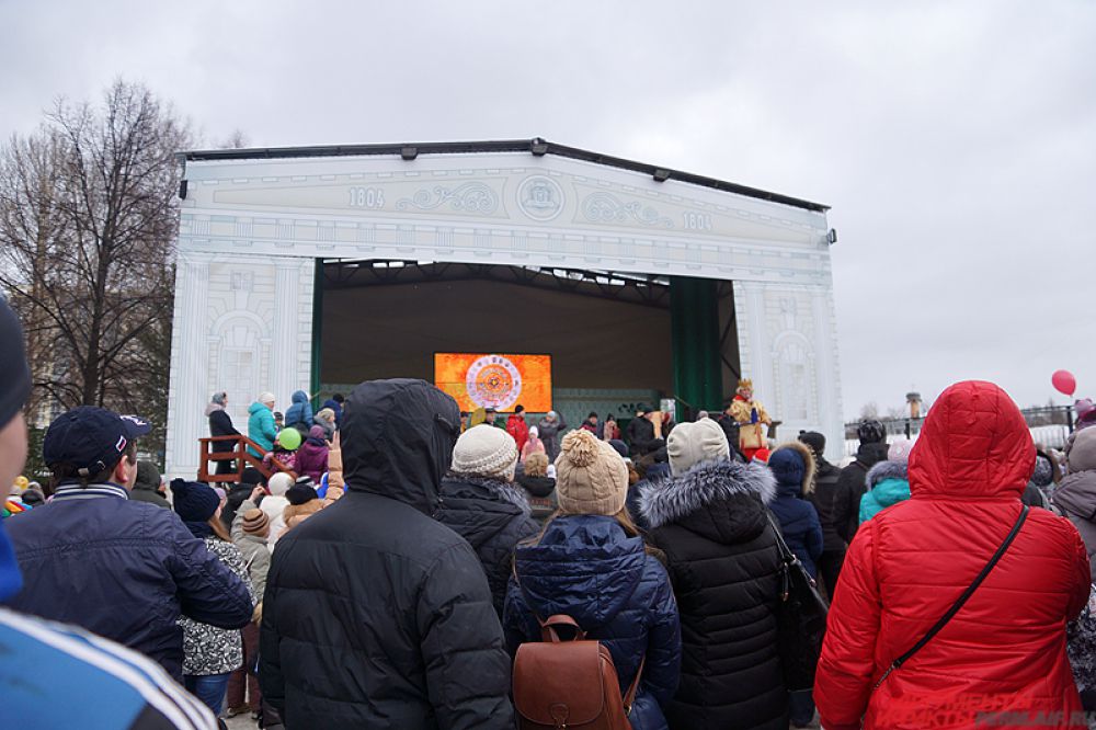 Также на сцене проходили весёлые конкурсы с подарками.