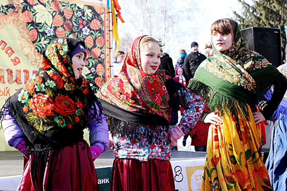 Девушки и девочки в народных костюмах создавали особое настроение и ощущения по-настоящему народного праздника.