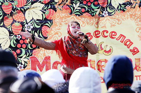 После игр и забав  коллективы исполнили народные русские песни.