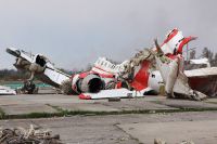 Обломки польского правительственного самолета Ту-154 на охраняемой площадке аэродрома в Смоленске.