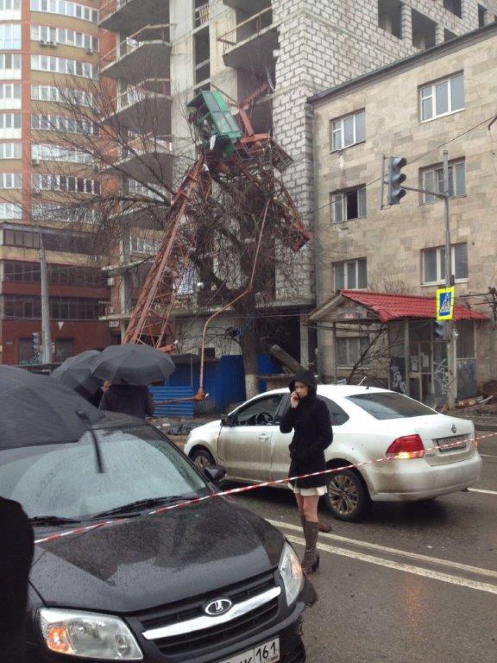 В настоящее время на месте происшествия работают следователи и криминалисты следственного управления СКР по Ростовской области.