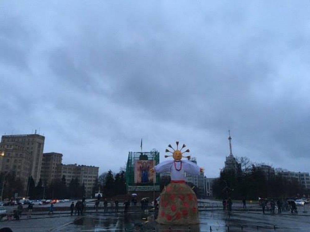 В Харькове на масленицу установили огромное чучело Зимы