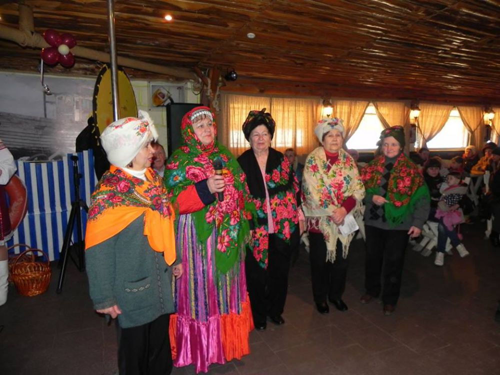 Не обошлось и без ярких костюмов и веселых песен