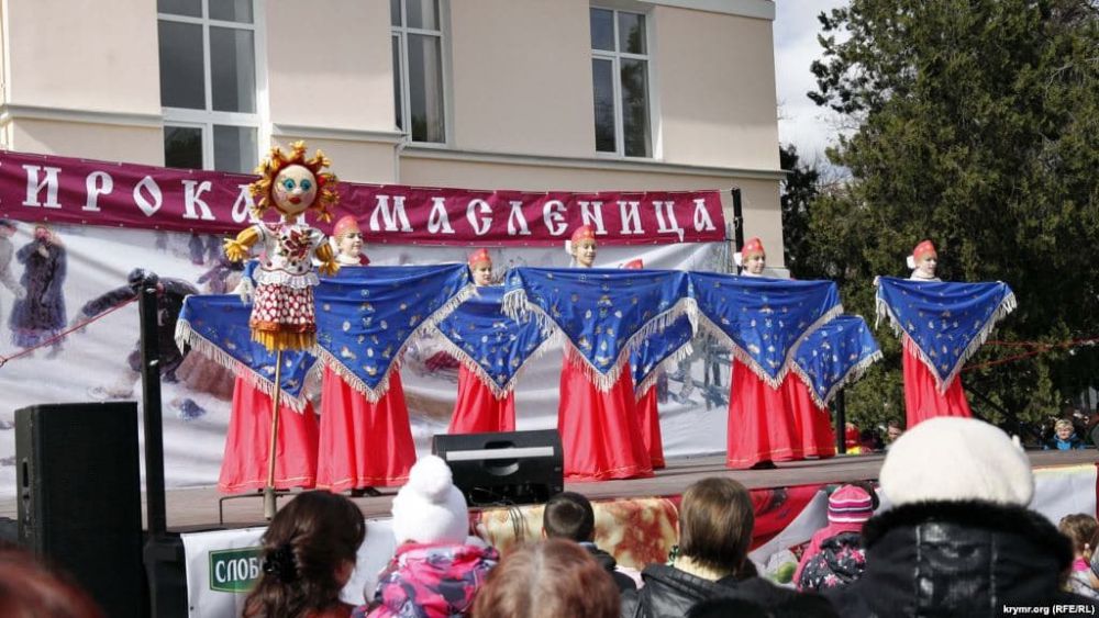 Зиму на полуострове провожали песнями и плясками
