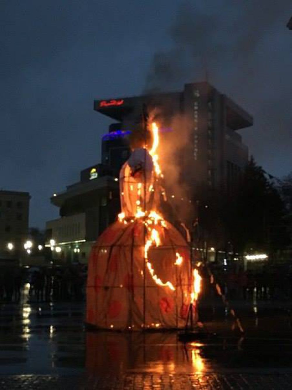 А вечером устроили массовые гуляния