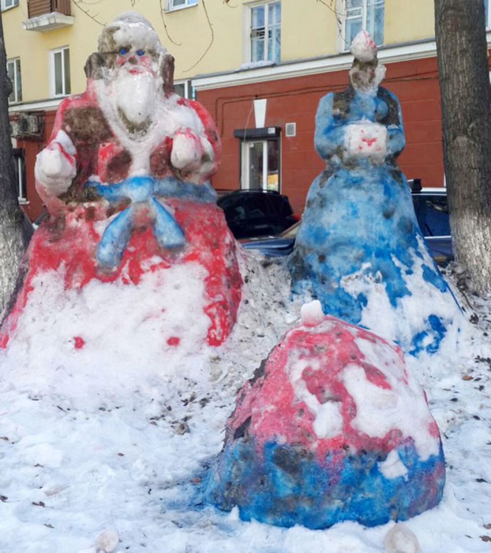 Во многих дворах можно встретить вот такие отголоски веселых новогодних праздников.
