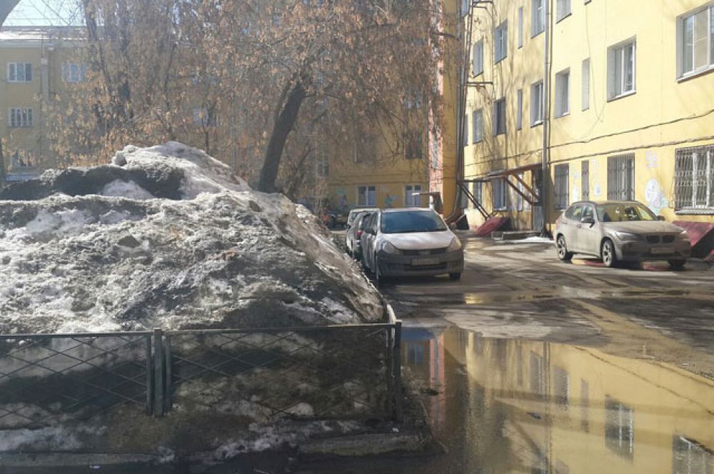 Высота сугробов наглядно демонстрирует частоту уборки снега.