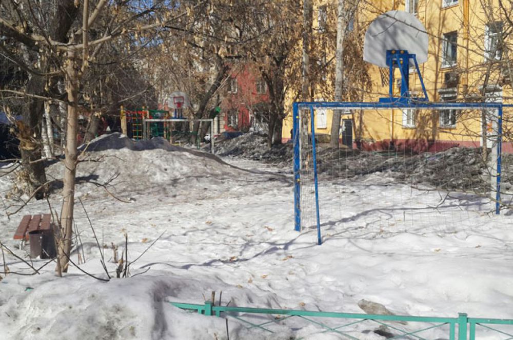 Дети и подростки еще не скоро получат в пользование эту современную спортплощадку. Всю зиму на нее сваливали снег.