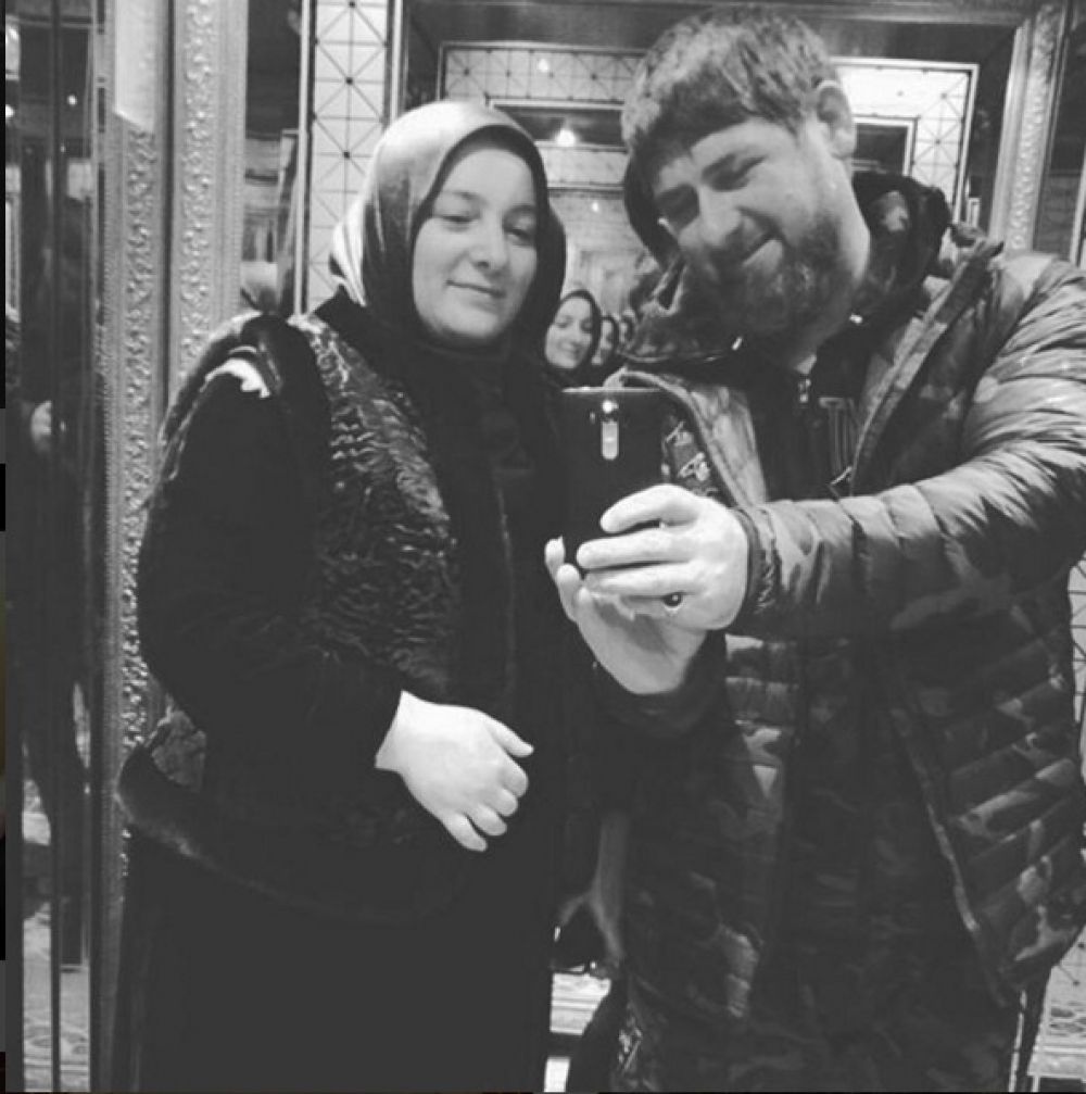 Глава Чечни сделал селфи со своей женой Медни Мусаевной Кадыровой. 
