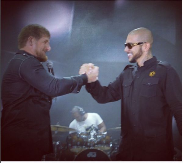 Рамзан Кадыров на фото вместе с известным рэпером Тимати.  На своей странице Кадыров сообщил, что присвоил Тимати звание заслуженного артиста Чечни.