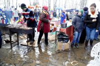 На празднике Масленицы 13 марта Массовое поле утопало в грязи.