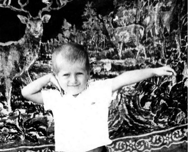 Рамзан Кадыров опубликовал в соцсети свою детскую фотографию. Под снимком Кадыров написал: «Приятную эстафету начал председатель парламента ЧР, дорогой брат Магомед Даудов. Детство всегда приятно вспомнить! Принимаю эстафету!»