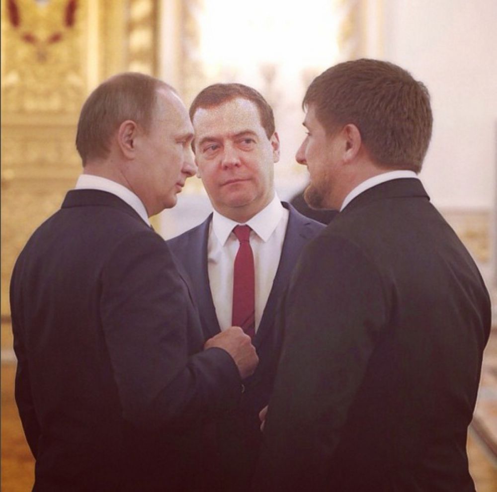 Глава Чечни на фото вместе с президентом России Владимиром Путиным и председателем правительства страны Дмитрием Медведевым.  «Как то так», — подписал пост Кадыров.