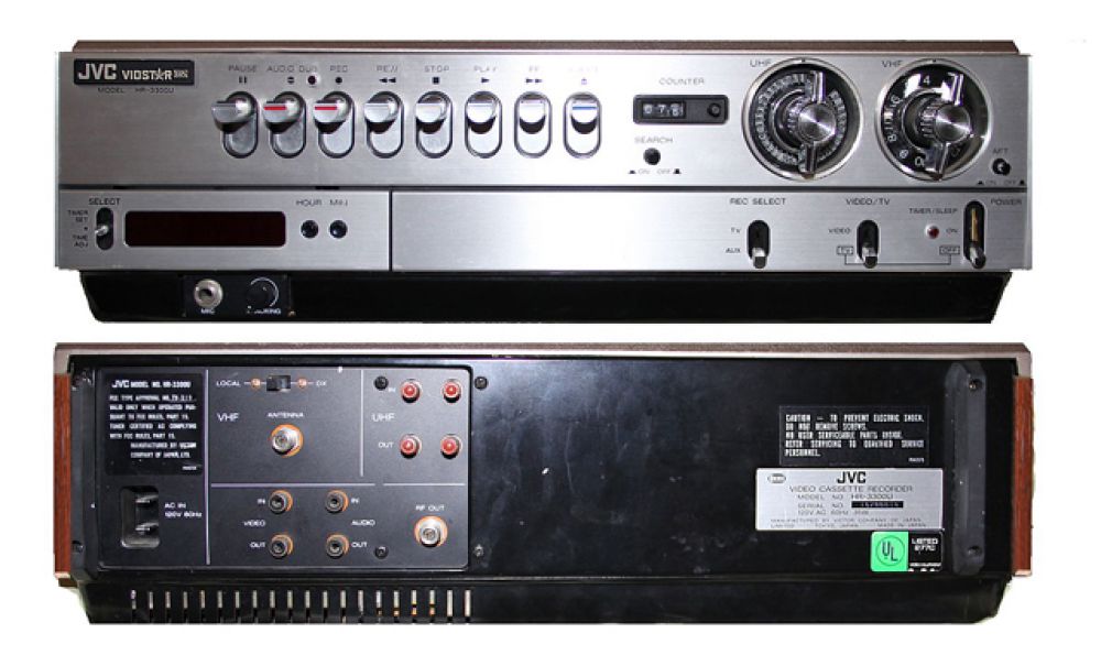 В середине 1970-х годов на рынке появились форматы Betamax корпорации Sony и VHS компании JVC. С распространением этих форматов видеомагнитофоны стали доступны миллионам пользователей по всему миру. Довольно быстро VHS победил в «войне форматов», на два десятилетия став мировым стандартом бытовой видеозаписи. Первый видеомагнитофон «JVC HR-3300» формата VHS был представлен 7 сентября 1976 года.